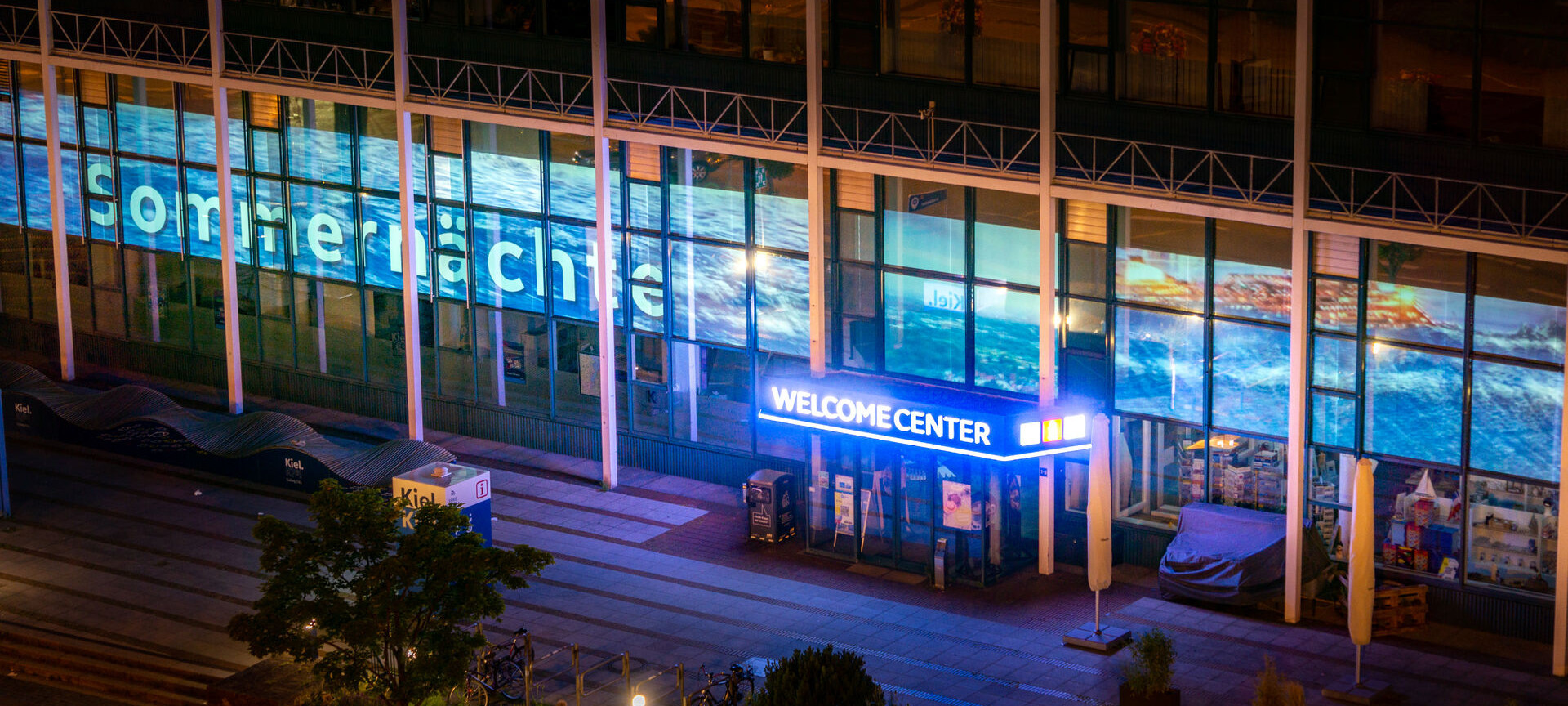 Welcome Center Fassade bei Nacht beleuchtet