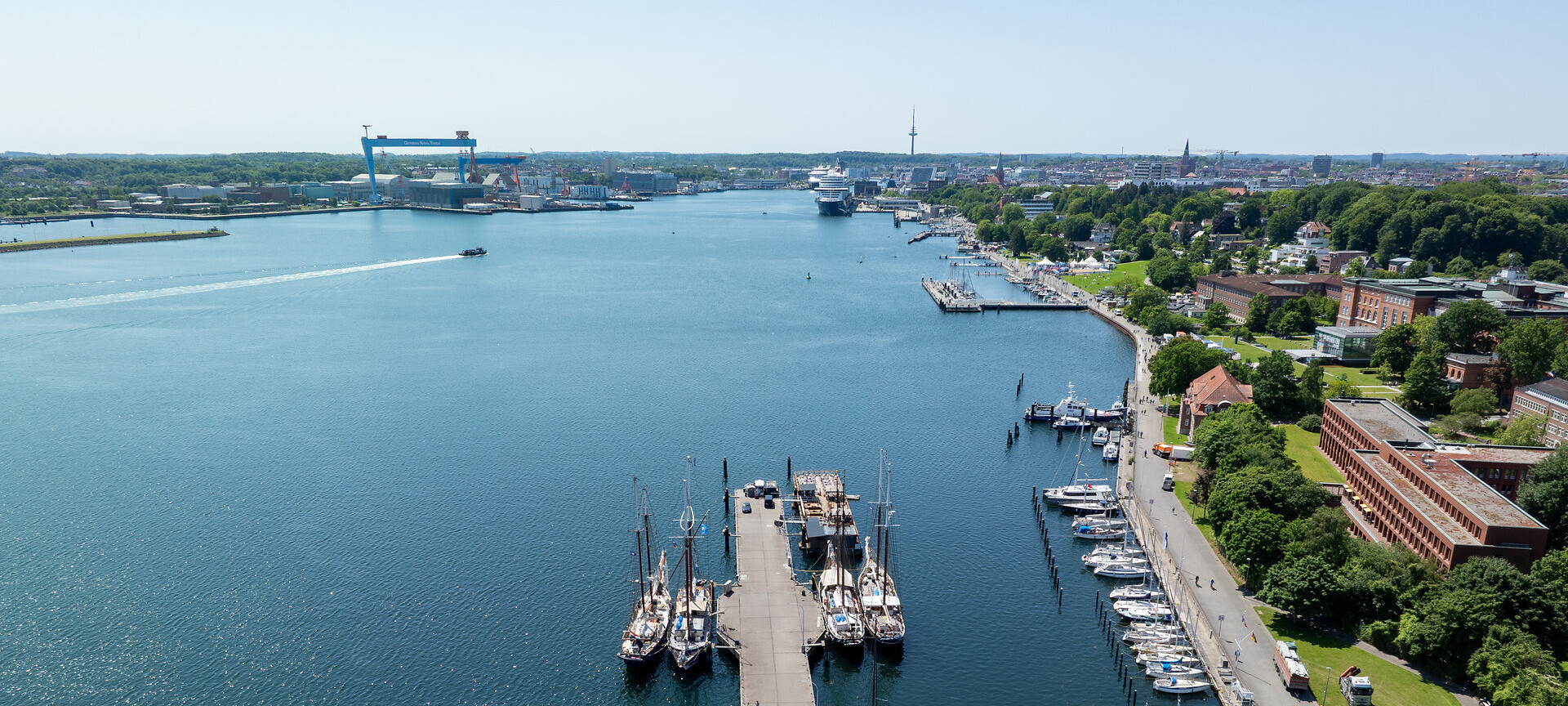 Kieler Förde von oben Kreuzfahrer