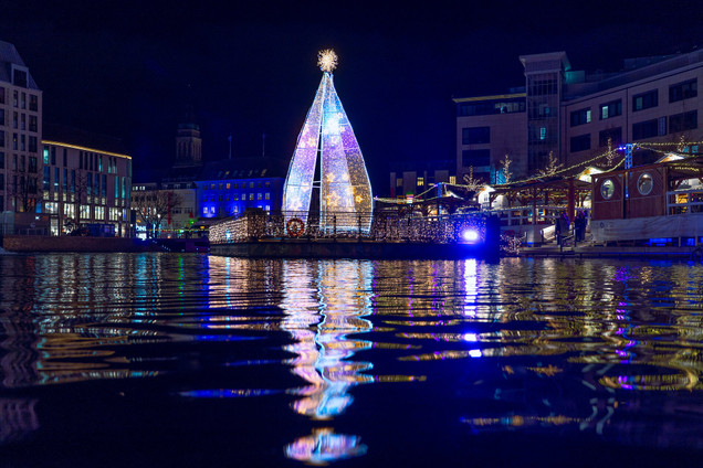 Der Lichtsegelbaum am Bootshafen