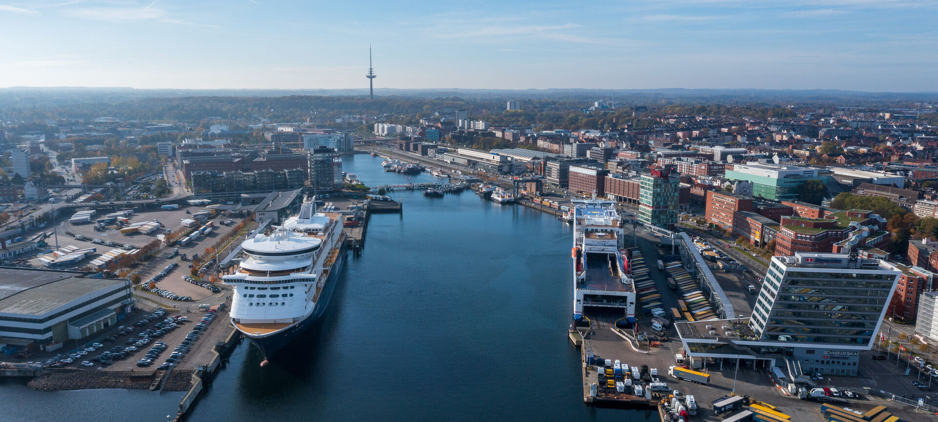 Kieler Förde von oben Kreuzfahrer