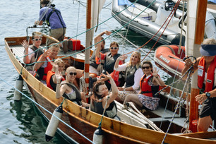 Mitarbeiter von Kiel-Marketing auf Segelboot