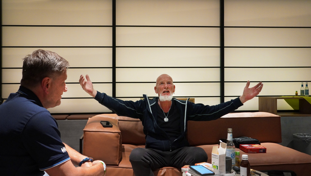 Björn Both raises both arms in the interview