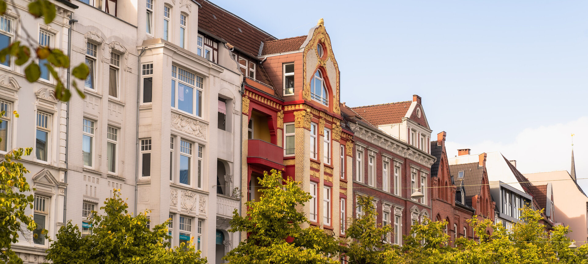 Altbauten und Bäume in der Holtenauer Strasse 