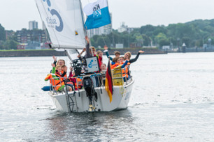 Mitarbeiter von Kiel-Marketing auf Segelboot