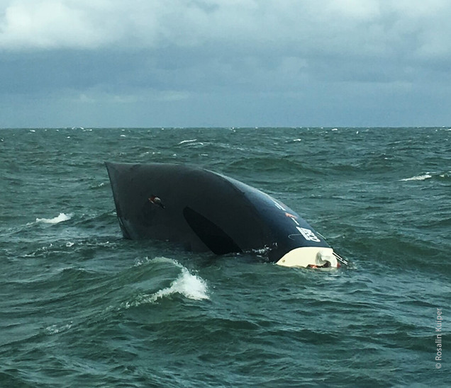 Ein Boot Kieloben im Meer