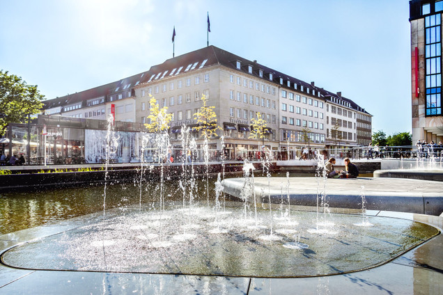 Blick auf den Holstenfleet mit Wasserspiel