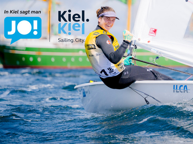 Olympische Seglerin jubelt auf ihrem Segelboot