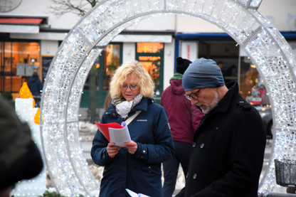 Mann und Frau vor dem Eingang vom Weihnachtsmarkt in der Holtenauer Straße