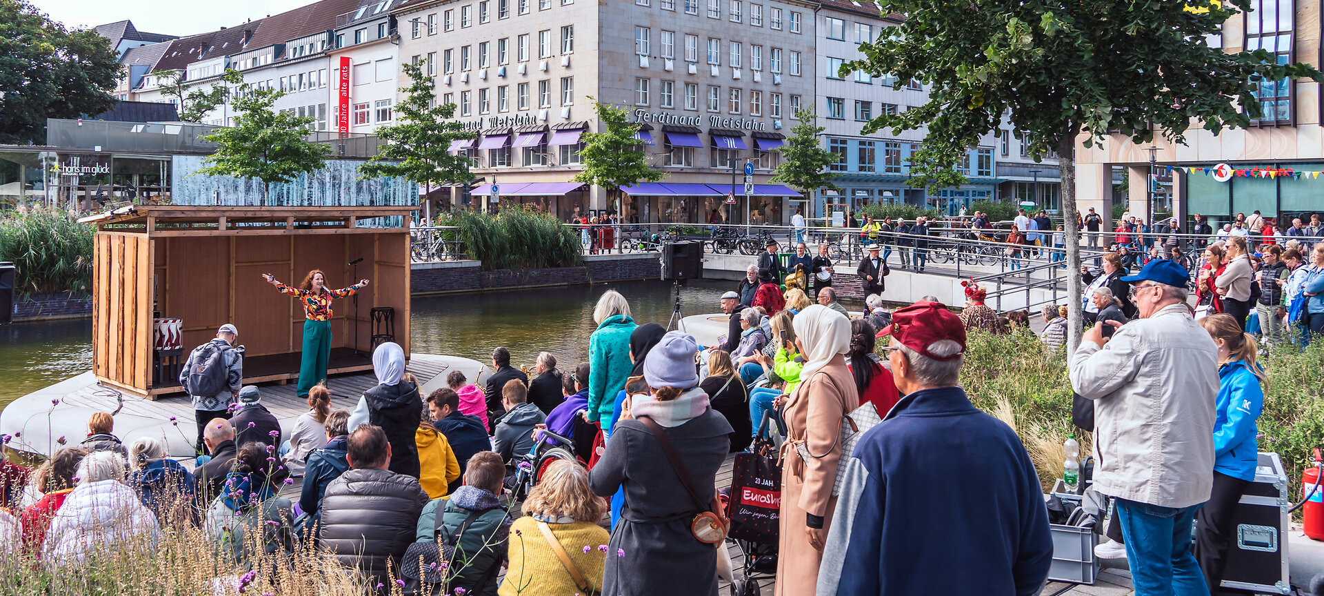 Drohnenaufnahme von Kiel mit Rathausturm
