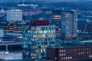 Gebäude der Kieler Innenstadt am Abend