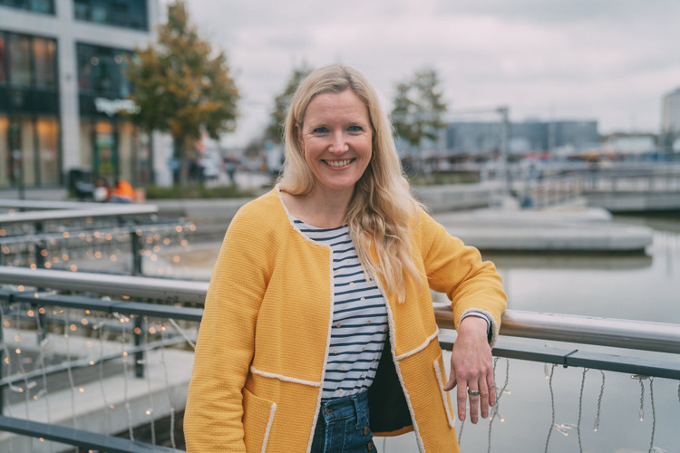  Janine-Christine Streu<br><br>Leitung Zentrenentwicklung und Ansiedlung<br> <br><a href="mailto:j.streu@kiel-marketing.de" title="mailto:j.streu@kiel-marketing.de">j.streu@kiel-marketing.de</a> Tel.: <a href="tel:+494316791059">+49 431 6791059</a>