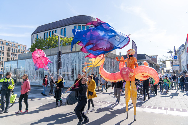 Die Kieler Innenstadt mit Walking Acts während der Ocean Parade