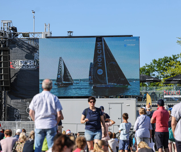 Große Monitore mit Segelschiffen