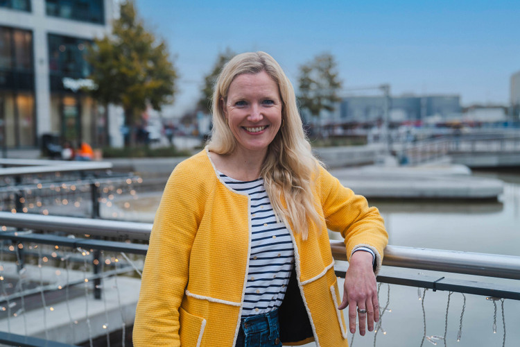  Janine-Christine Streu<br><br>Geschäftsbereichsleiterin Stadt- und Citymanagement<br>&nbsp;<br><a href="mailto:j.streu@kiel-marketing.de" title="mailto:j.streu@kiel-marketing.de">j.streu@kiel-marketing.de</a> Tel.: <a href="tel:+494316791059">+49 431 6791059</a>