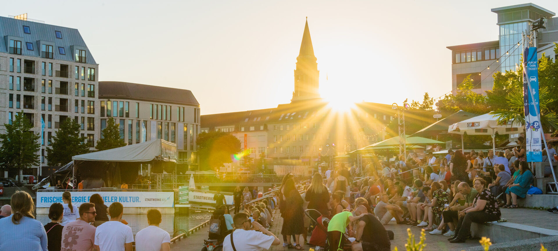 Bild von Menschen am Bootshafensommer