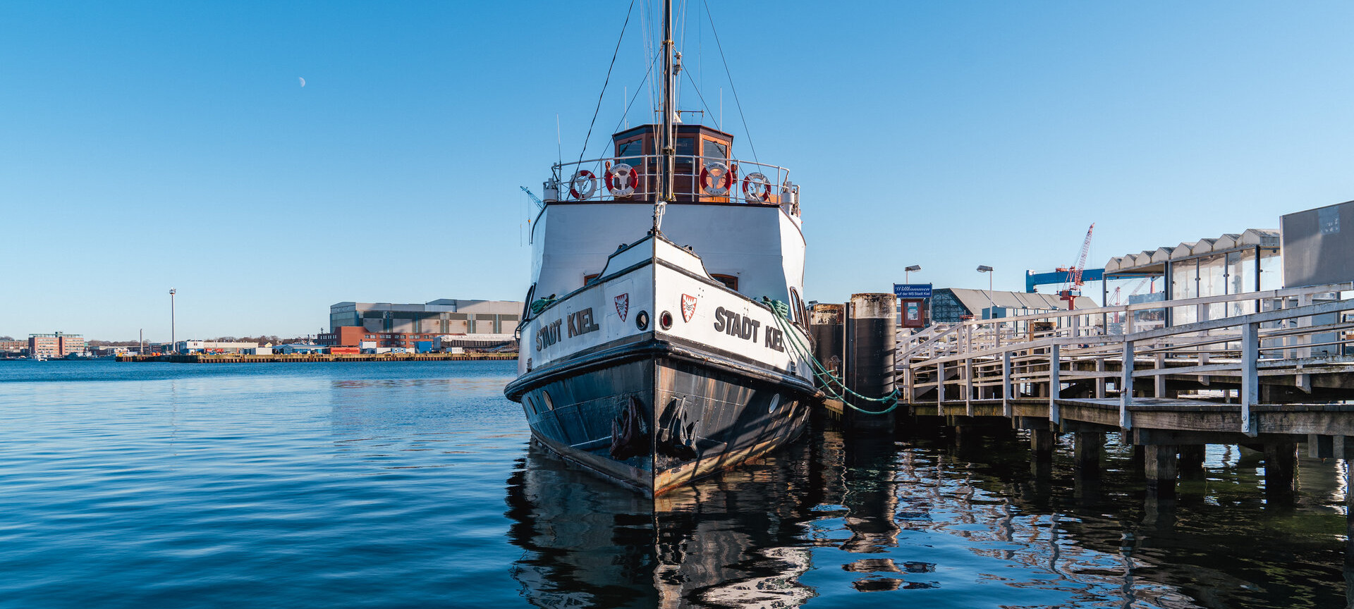 Schiff am sonnigen Wintertag an der Kieler Förde