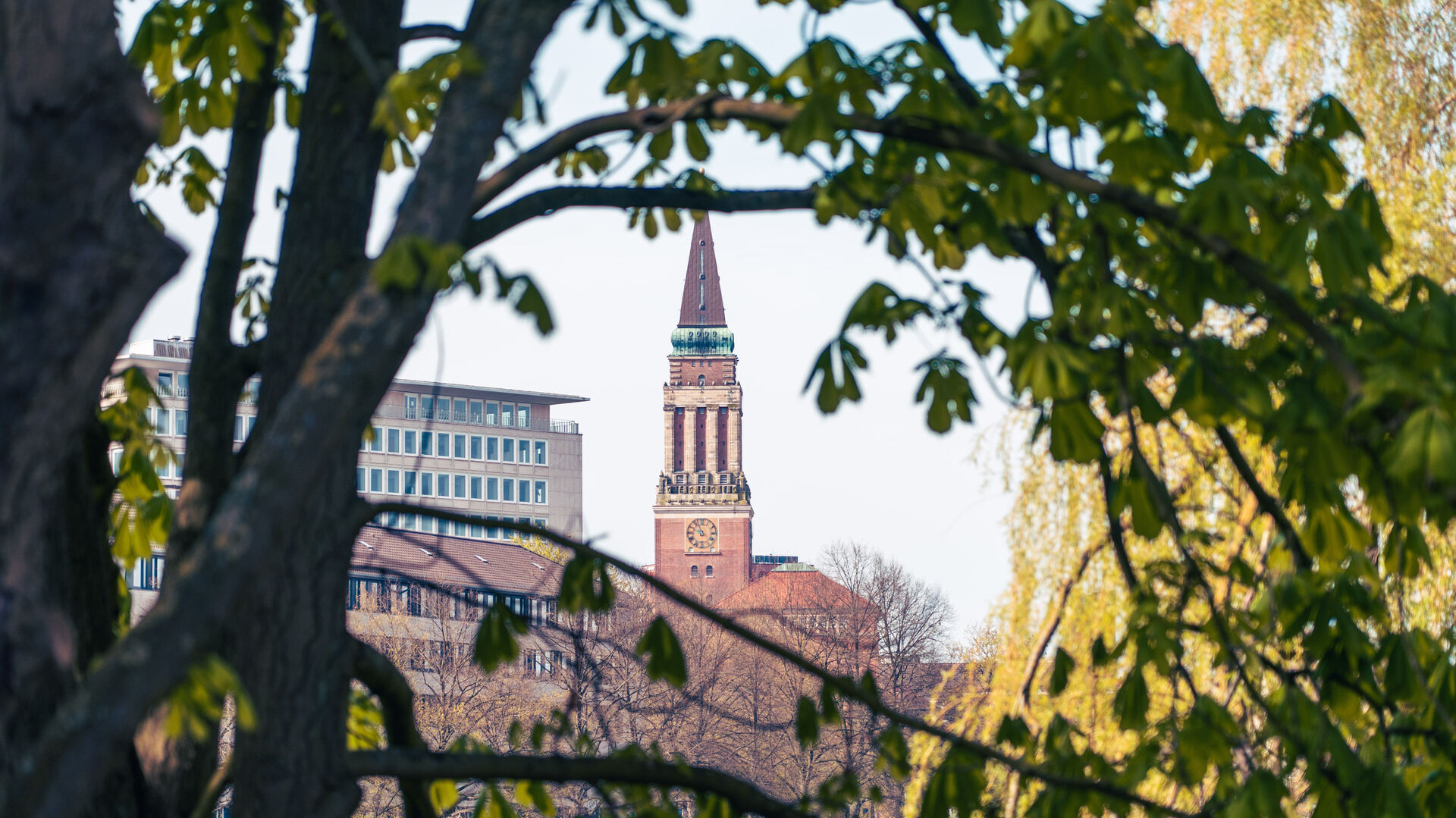 Kirchturm im Frühling