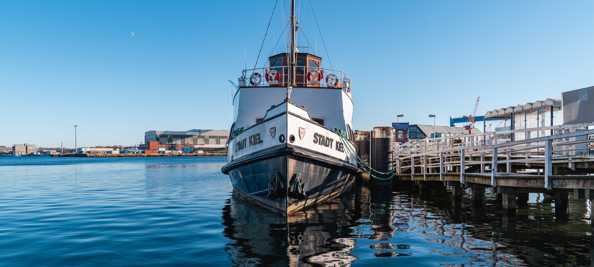 Schiff an der Kieler Förde im Winter