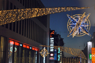 Die Lichtsegel über der Holstenstraße