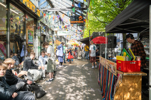 Personen beim Quartiersfest im Kehden-Küter-Kiez